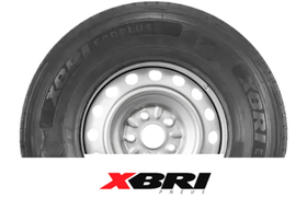 Pneu preto e branco com aro prateado. A marca do pneu é XBRI.