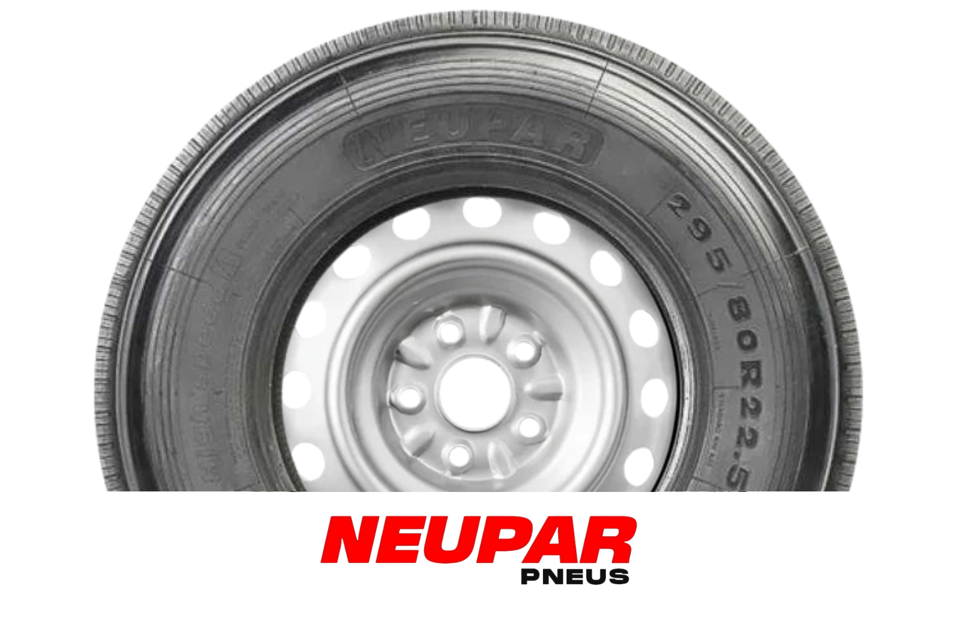 Pneu de caminhão preto em roda prateada com o logotipo 