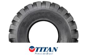 Pneu industrial Titan preto com banda de rodagem ranhurada e logotipo da marca abaixo.