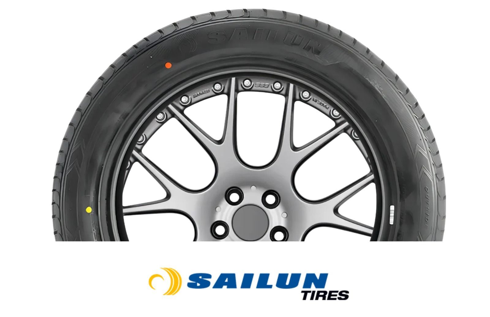 Pneu preto em roda de liga leve cinza, com o logotipo da Sailun Tires abaixo.