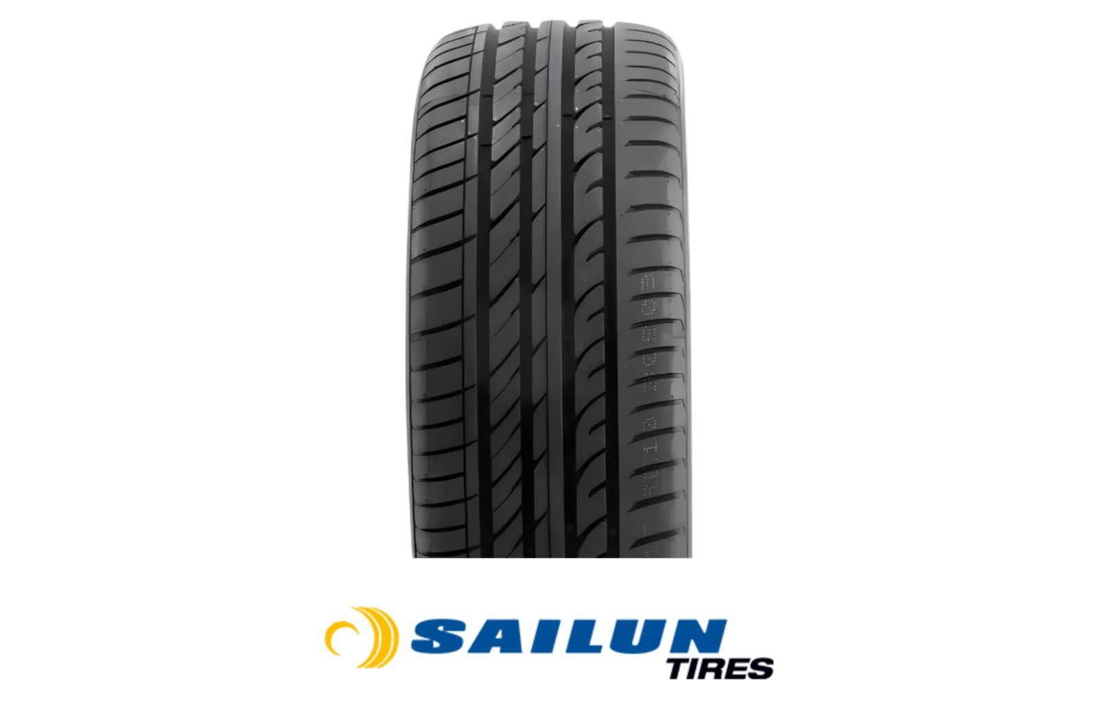 Pneu Sailun preto com padrão de piso. Logotipo da Sailun Tires na parte inferior.