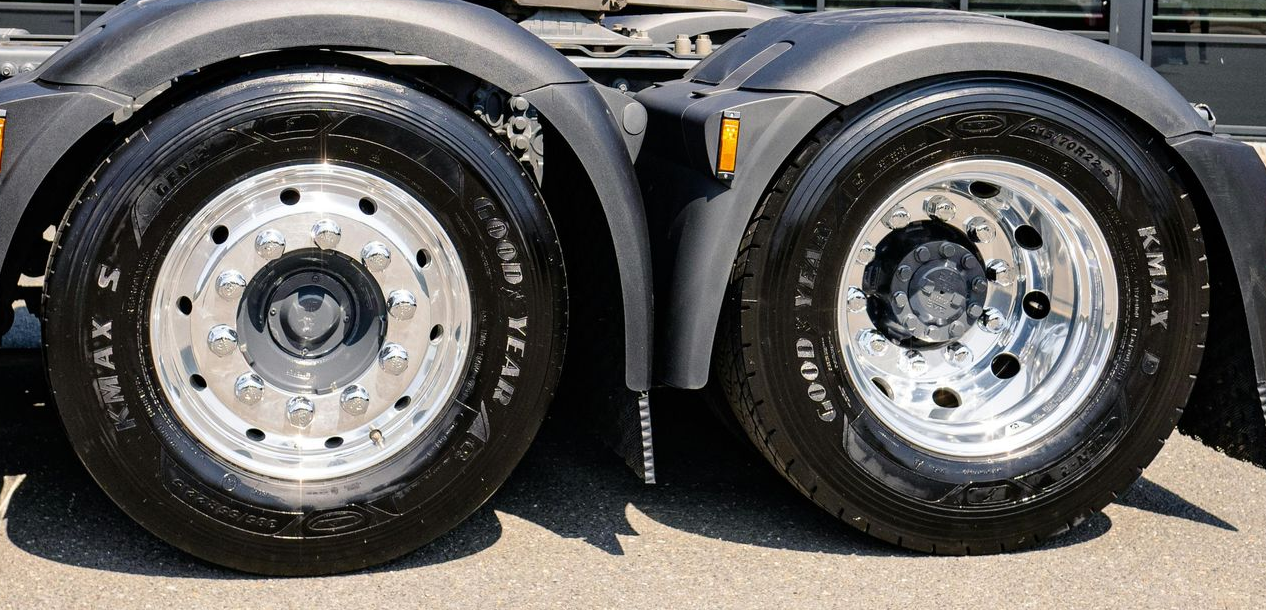 Roda de liga leve preta e prateada com design geométrico nos raios.