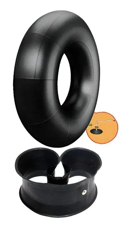 Roda de liga leve preta e prateada com design geométrico nos raios.