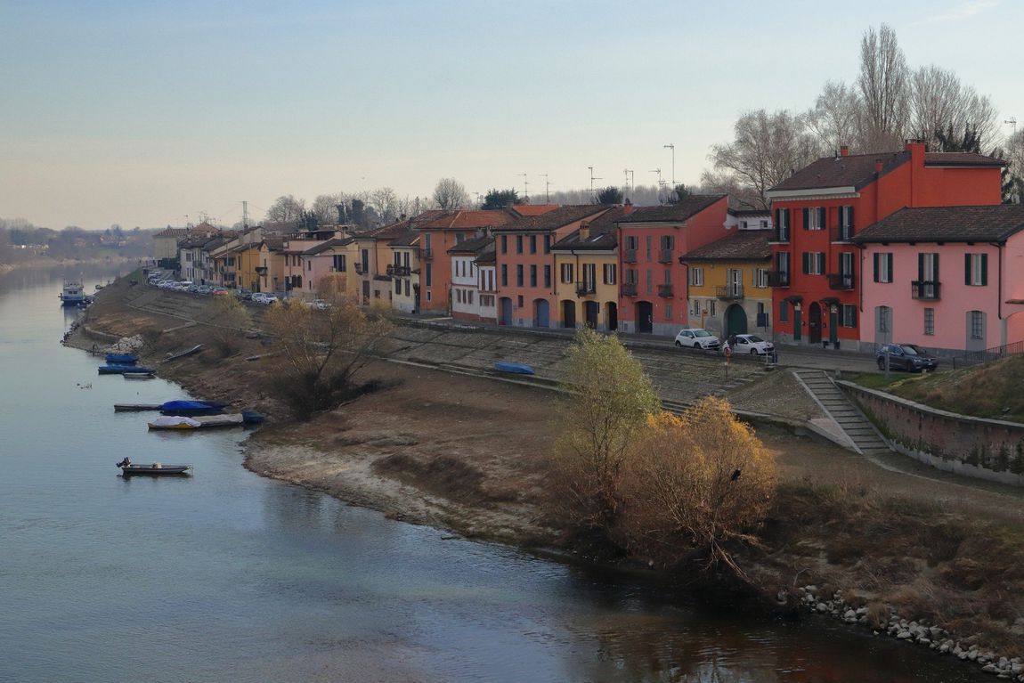 Una vista panoramica di Borgo Ticino a Pavia