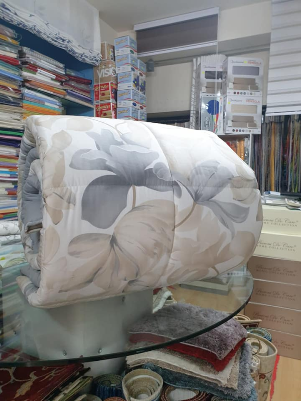 Un piumone è appoggiato su un tavolo di vetro in un negozio.