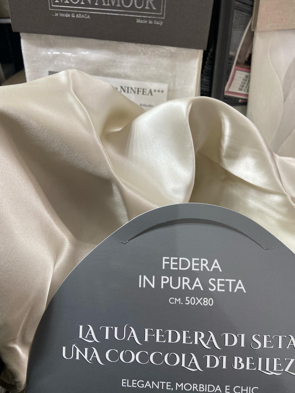 Un primo piano di un'etichetta che dice federa in pura seta