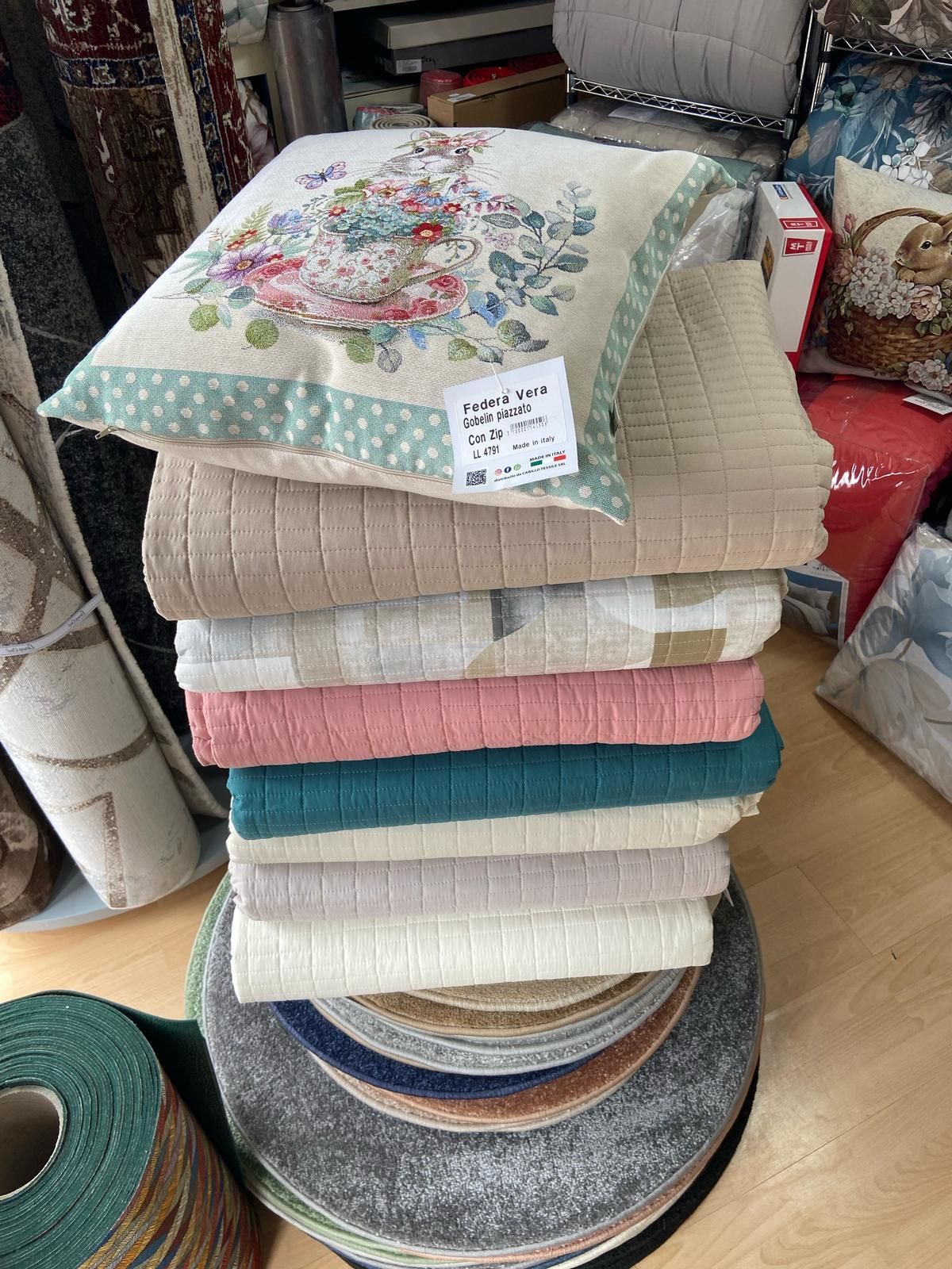 Un cuscino è appoggiato sopra una pila di coperte.