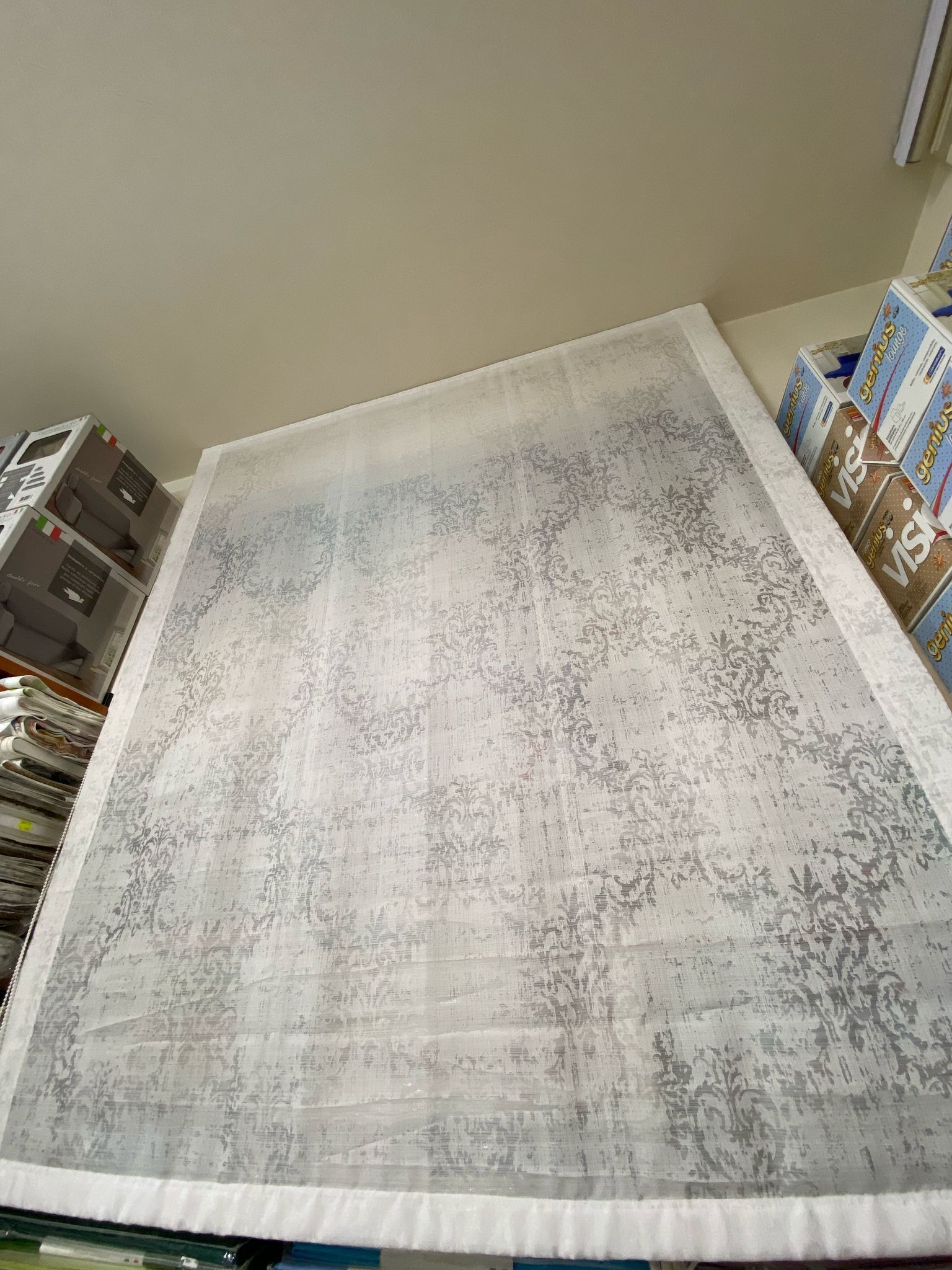 Un tappeto bianco è appoggiato sopra un tavolo.