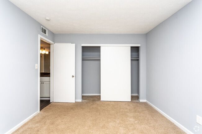 The Woods At Peppertree closet view