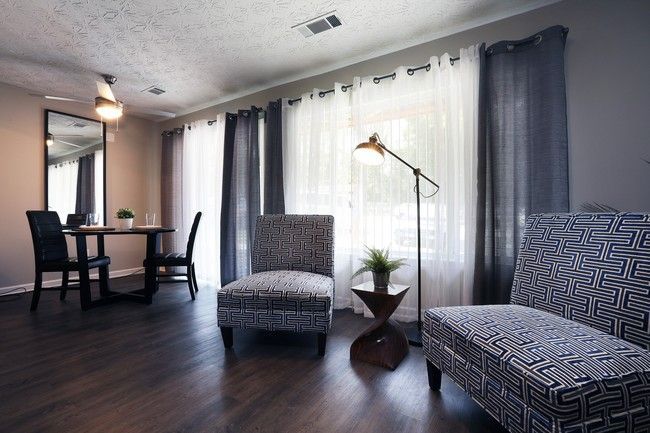 The Woods At Peppertree breakfast nook 2