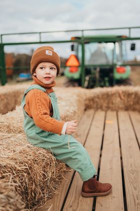 Step by step guide creating an Instagram-worthy outdoor fall mini session setup