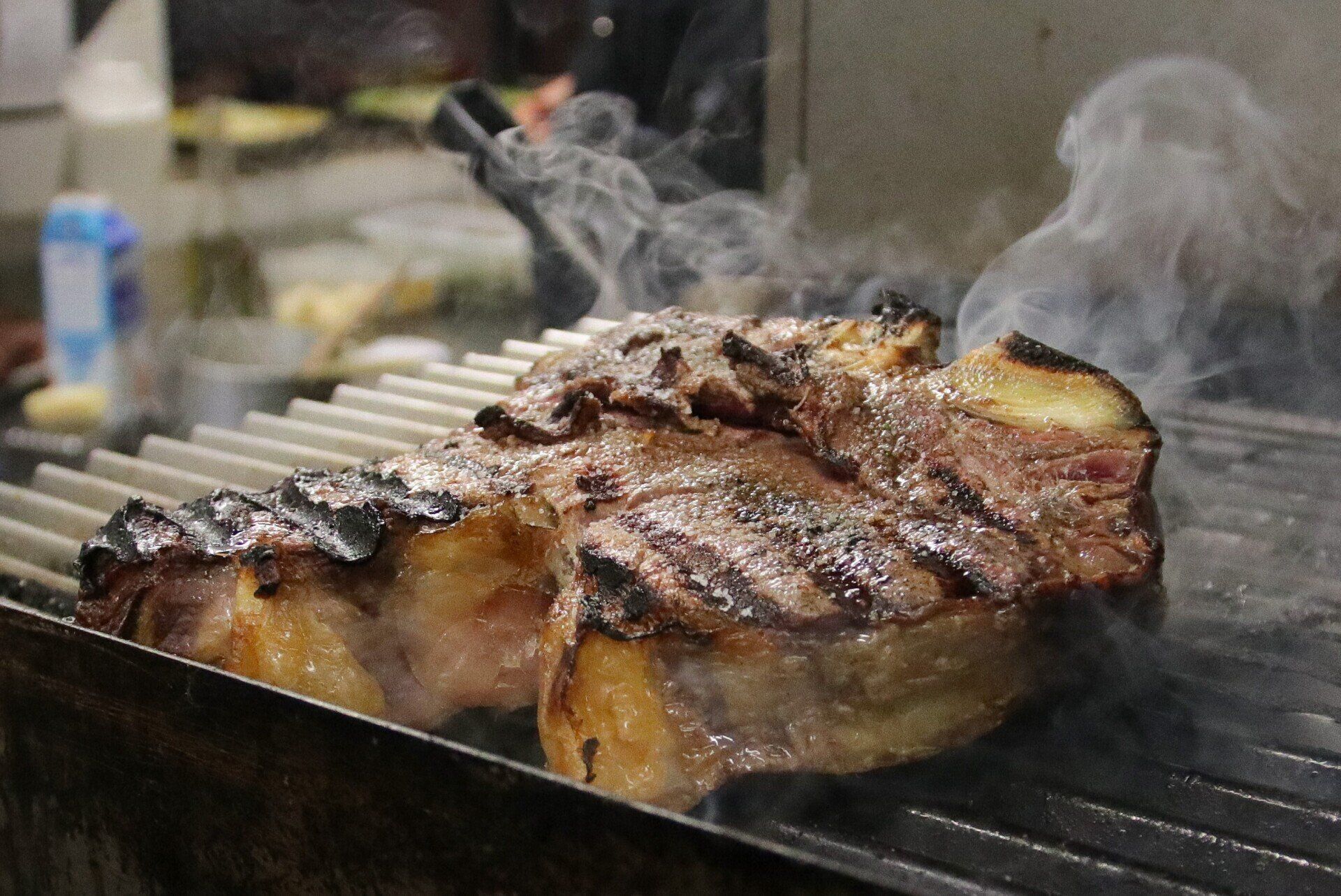 Bistecca di manzo alla griglia, fumante.