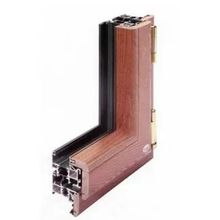 Sezione trasversale di un telaio di finestra con venature del legno, che mostra il supporto metallico interno e le cerniere.