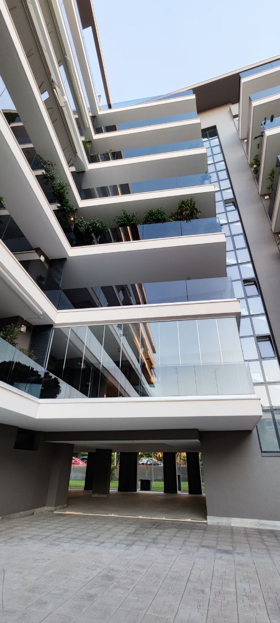 condominio con balconi in verto