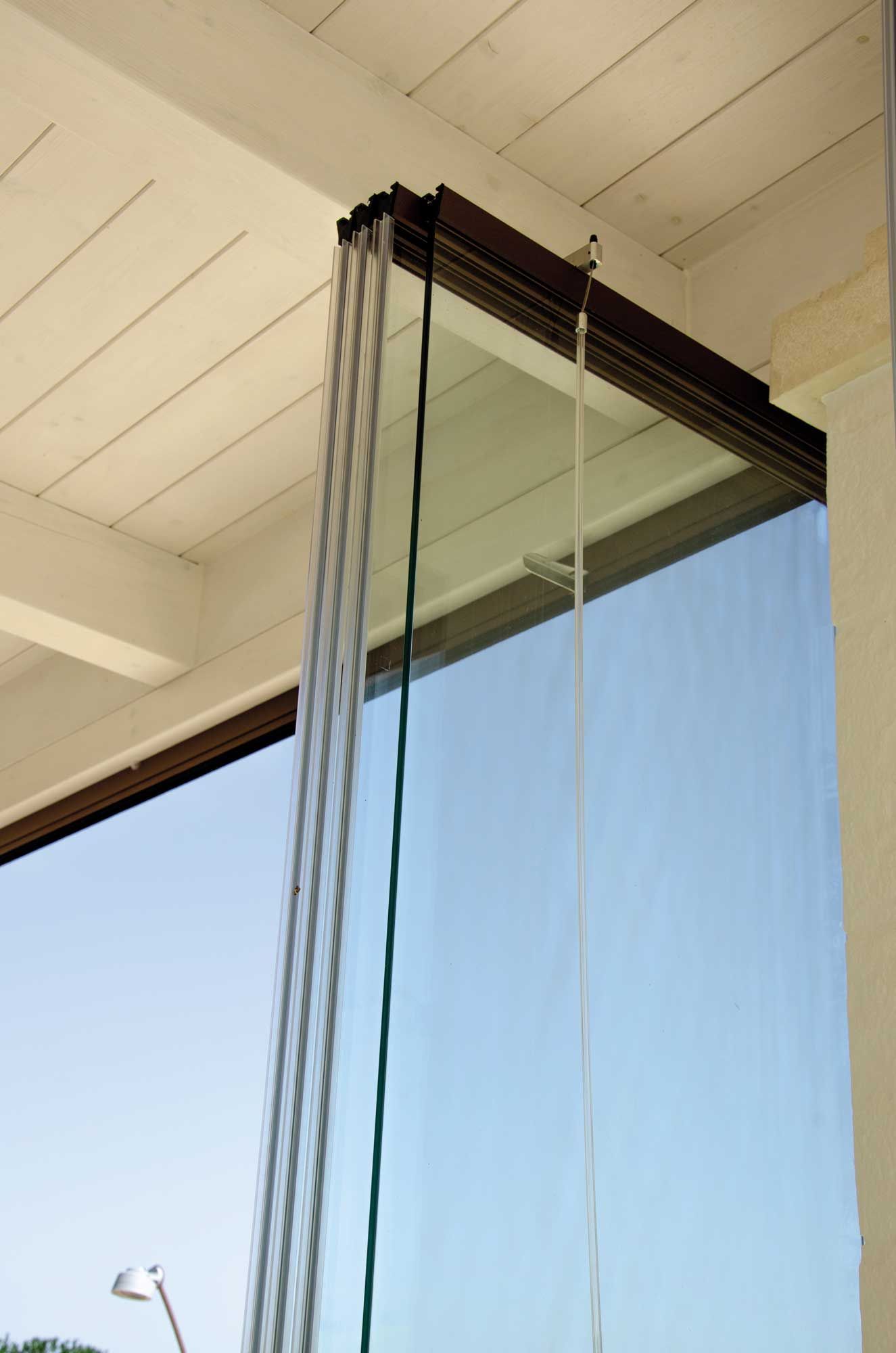 dettaglio di porte realizzate in vetro