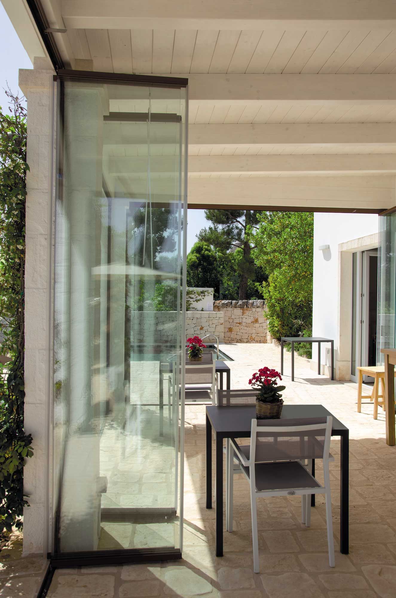 dettaglio di porte realizzate in vetro pieghevoli