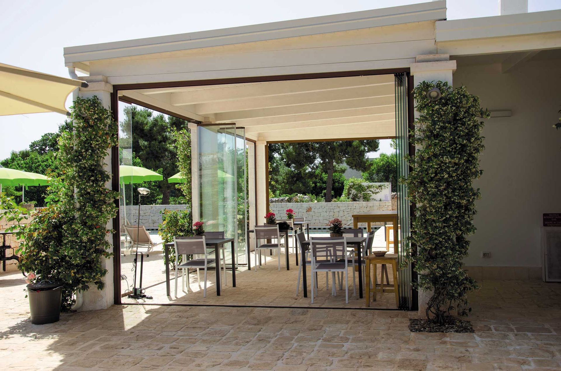 vetrate panoramiche montate in un patio