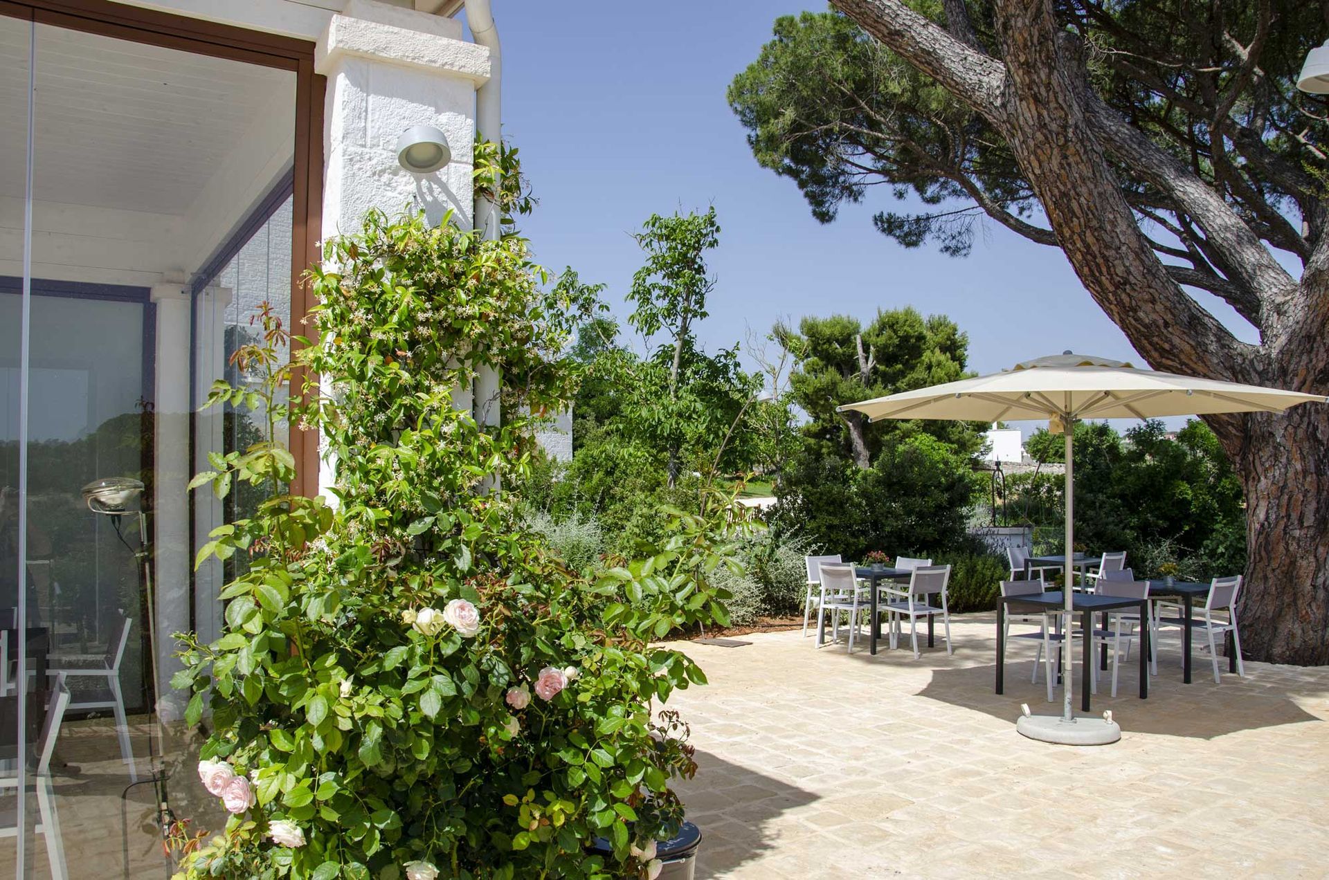 giardino provato con patio vetrato