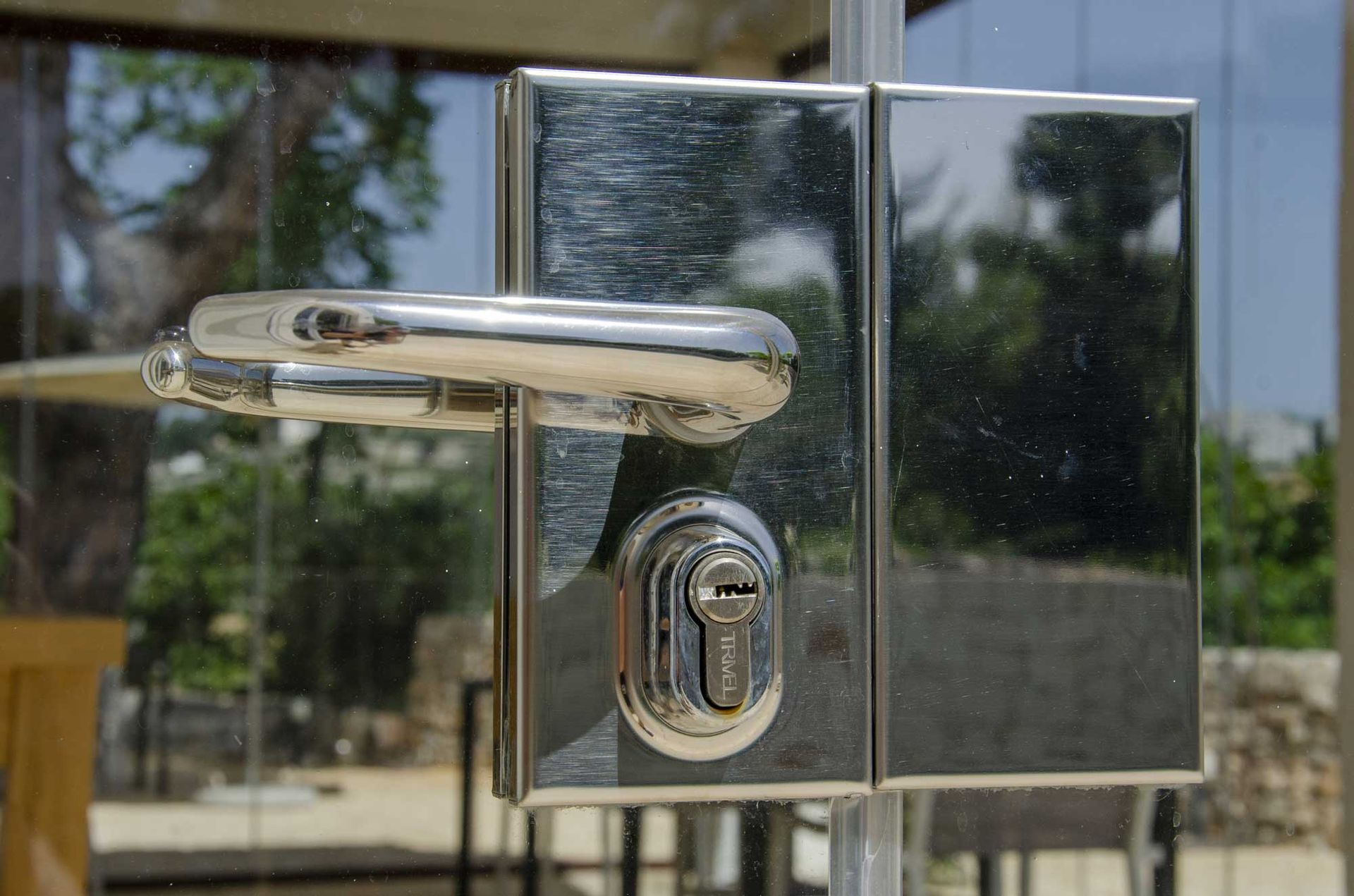 serratura di una porta vetrata