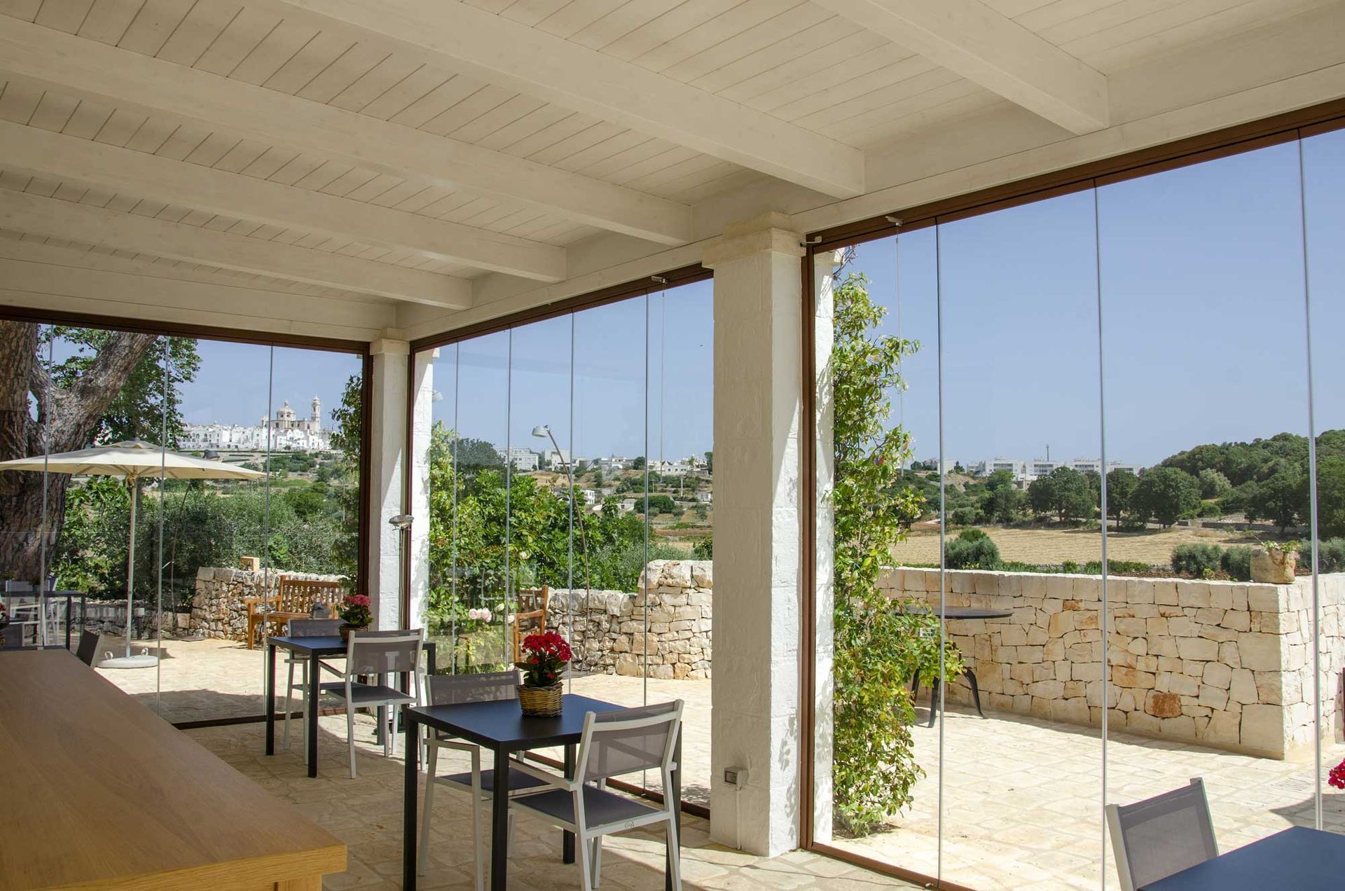 interno patio con vetrate