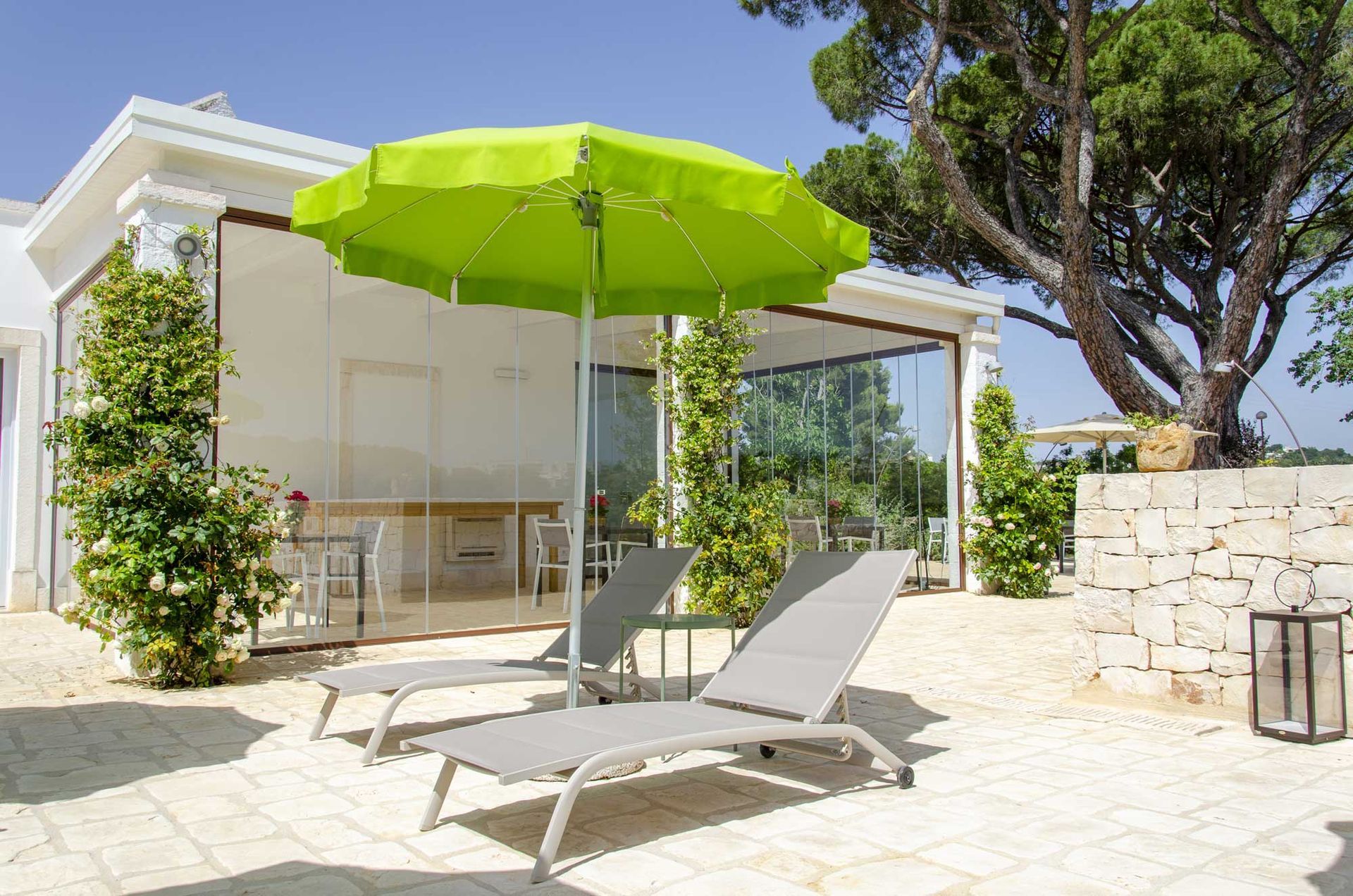 patio vetrato che da su un giardino