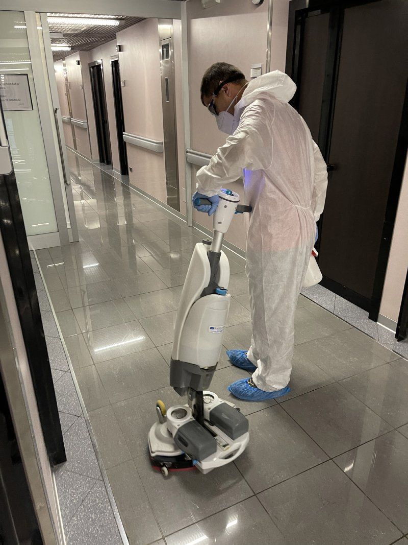 Intervento sanificazione corridoi casa di riposo