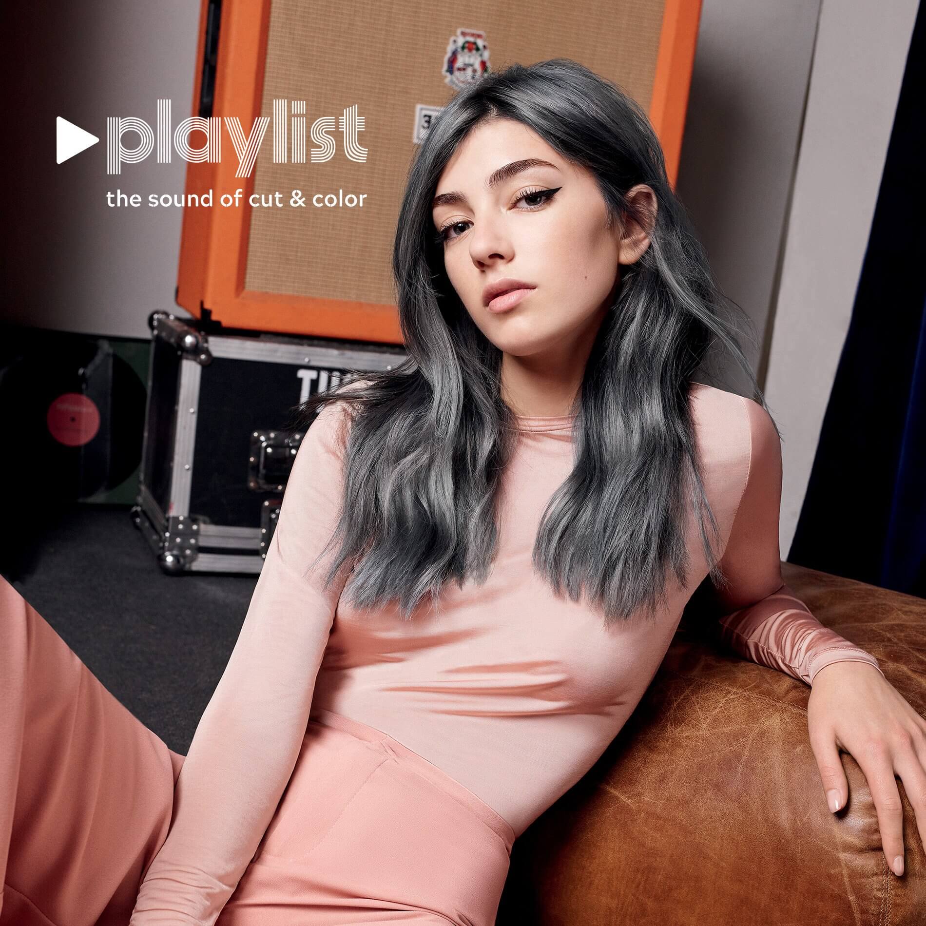 ragazza con capelli lisci color grigio brillante