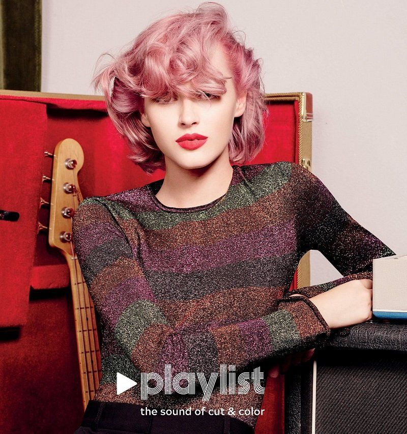 ragazza con capelli corti rosa