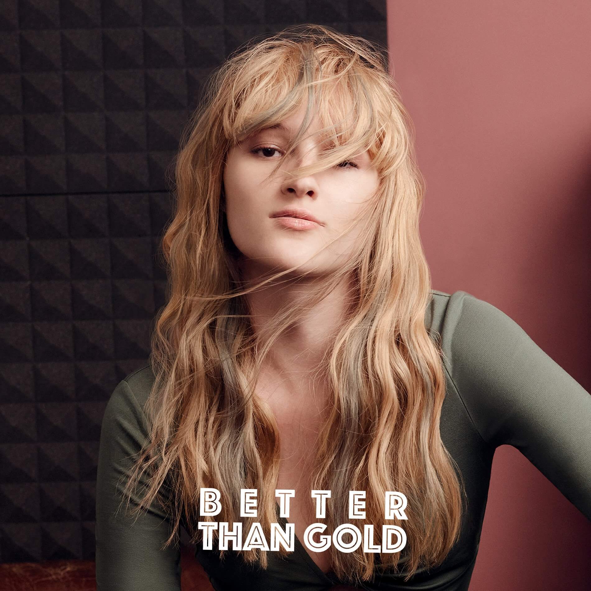 ragazza con frangetta e capelli lunghi biondi