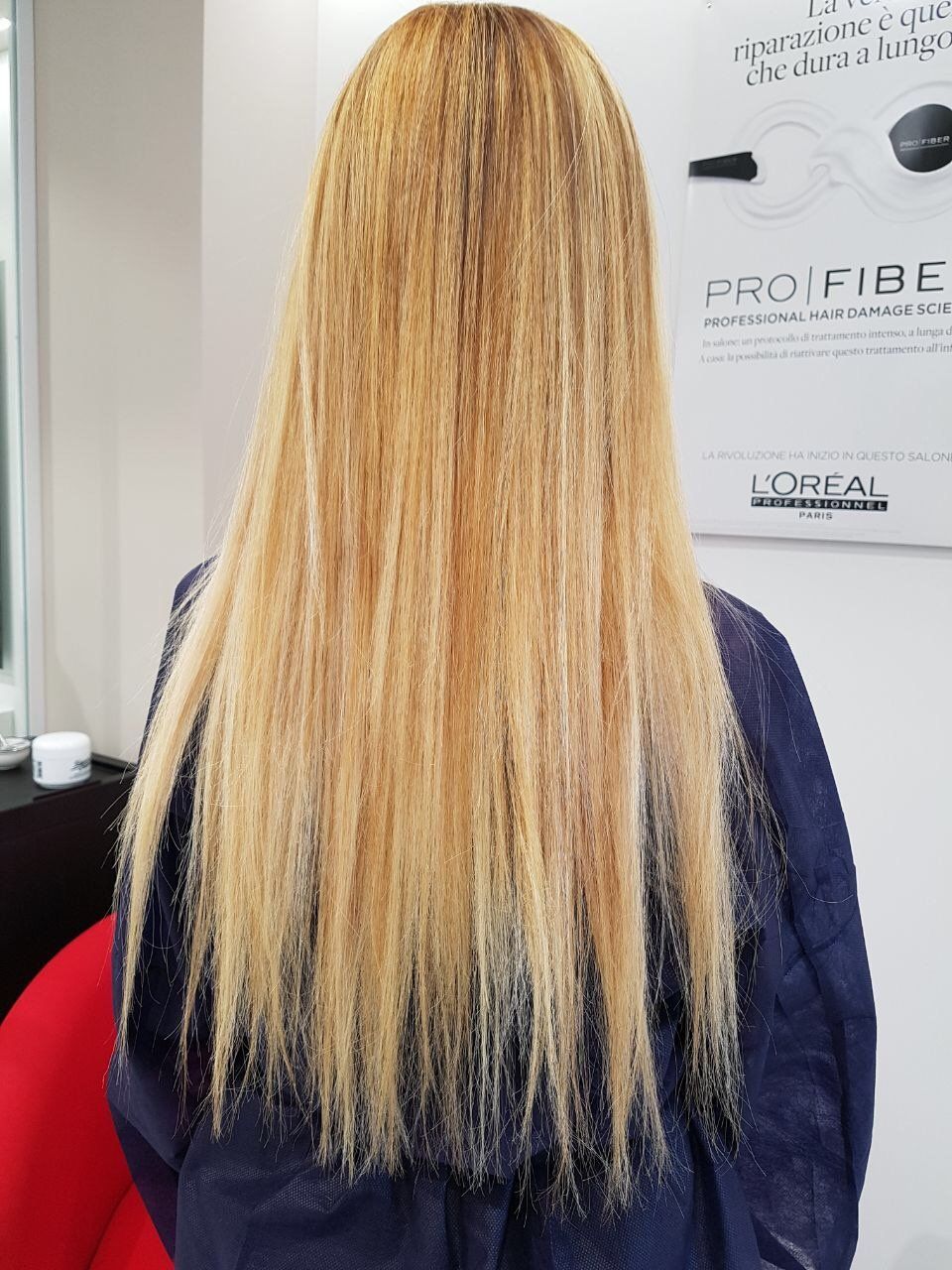 ragazza con capelli lisci biondi e colpi di sole