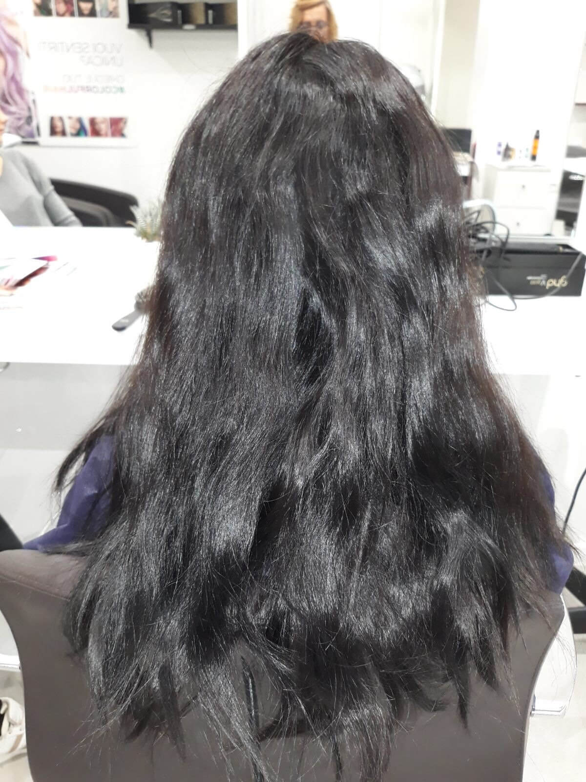 ragazza con capelli neri mossi