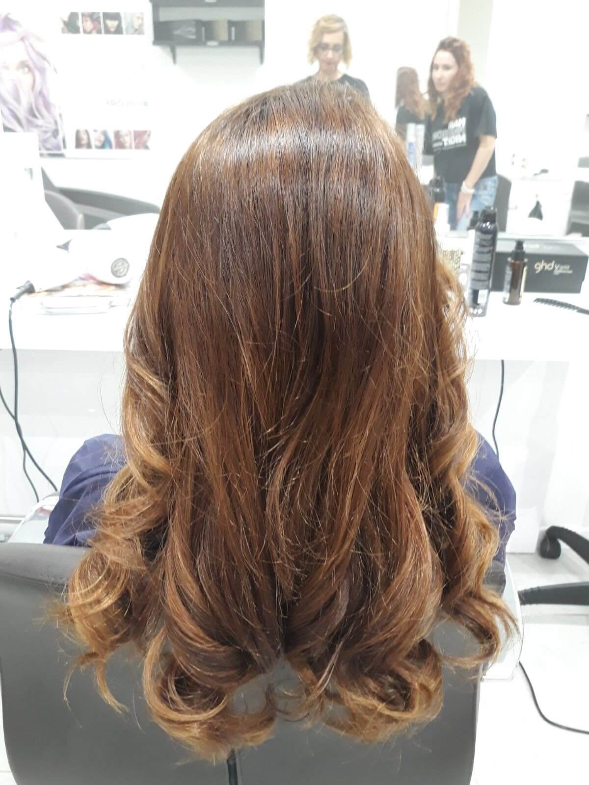 piega donna liscia con boccoli sulle punte