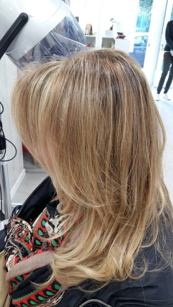 capelli lisci biondi con colpi di sole