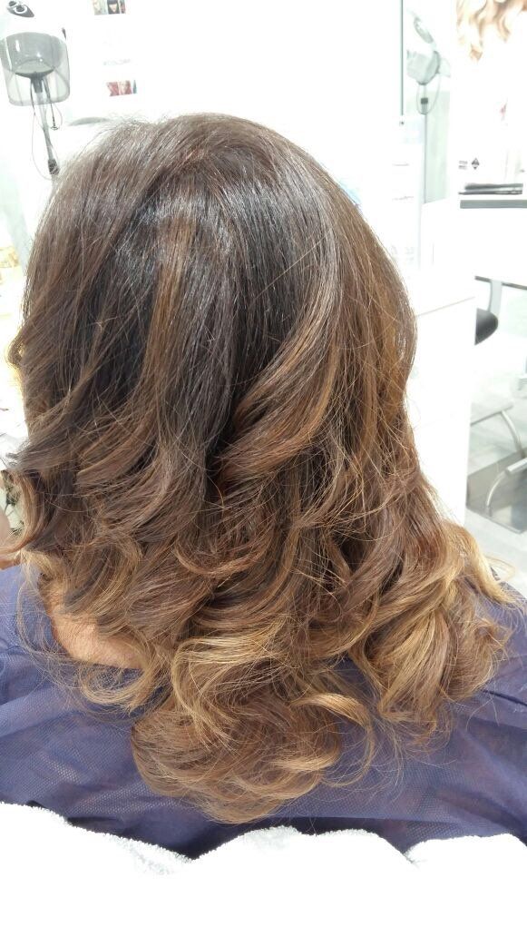 ragazza con boccoli e capelli castani