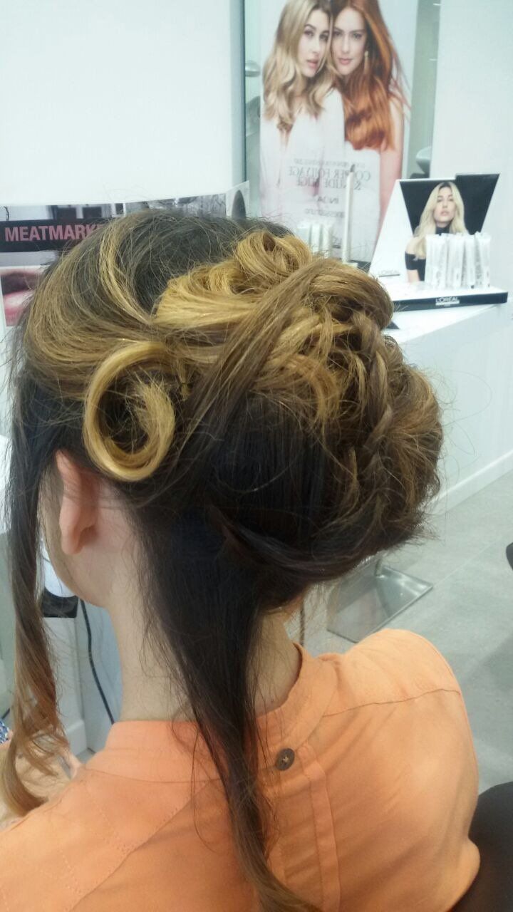 acconciatura da cerimonia con capelli raccolti