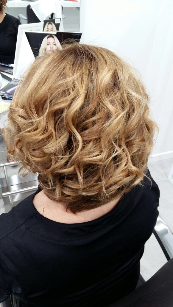 taglio corto con capelli ricci biondi