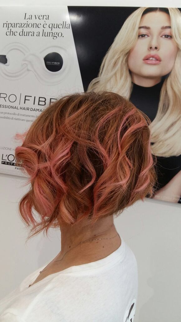 capelli corti con colpi di sole rosa