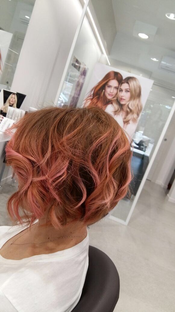 capelli corti con mèches rosa