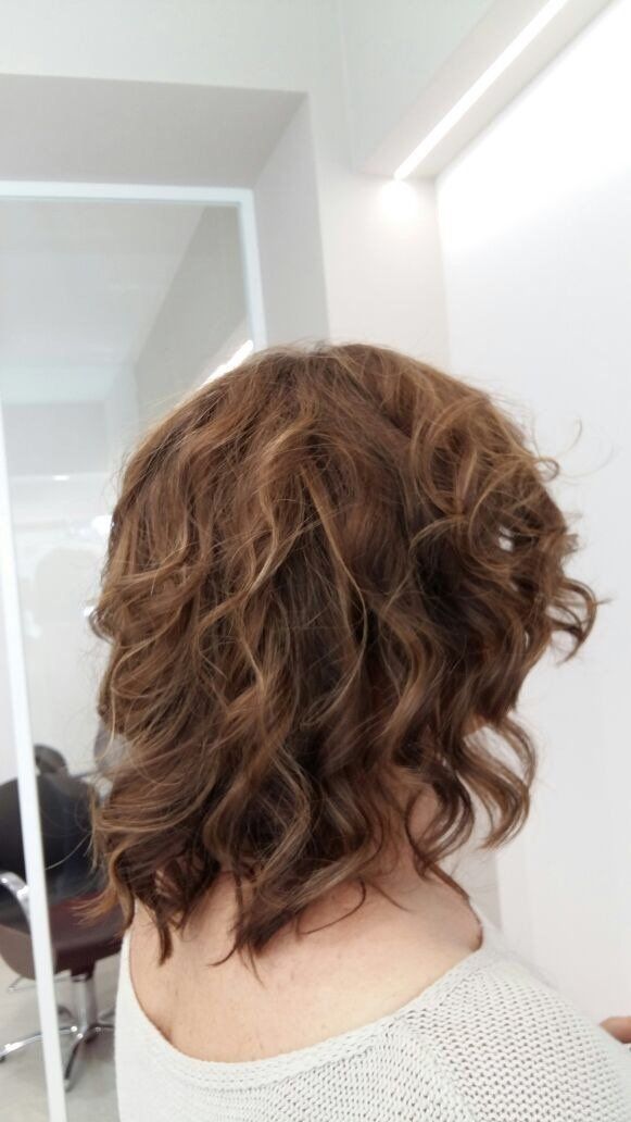 ragazzi con capelli ricci corti