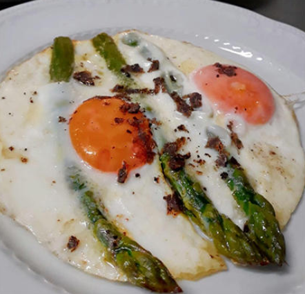 Uova all'occhio di bue con asparagi