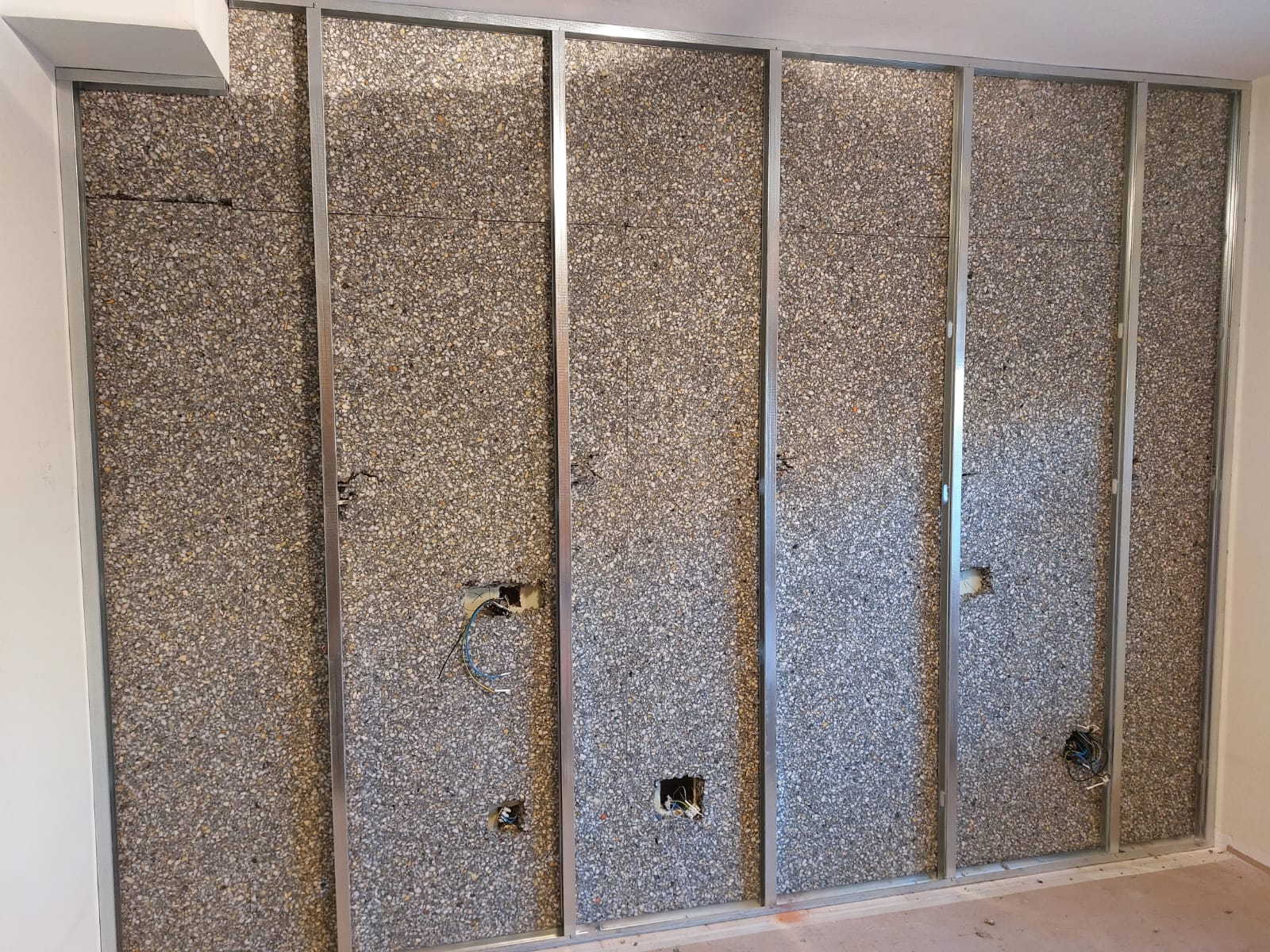 Una habitación con una pared que se está construyendo.