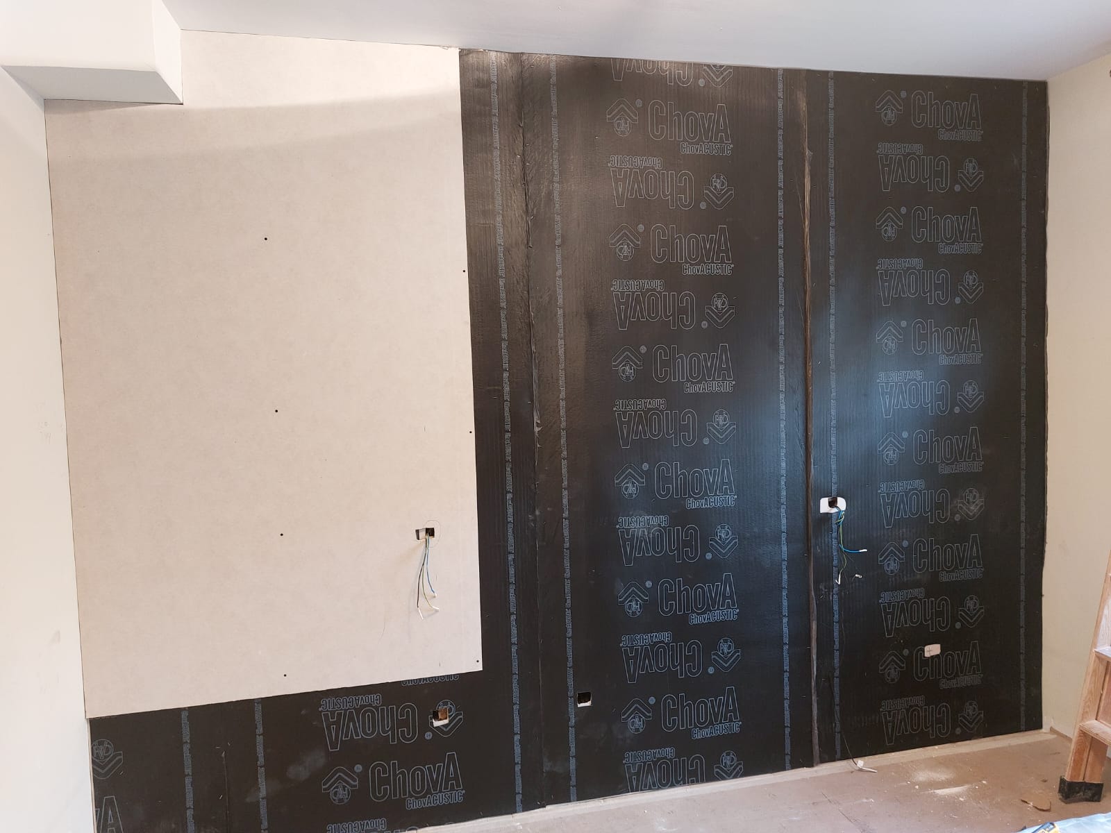 Una habitación con una pared negra y una pared blanca