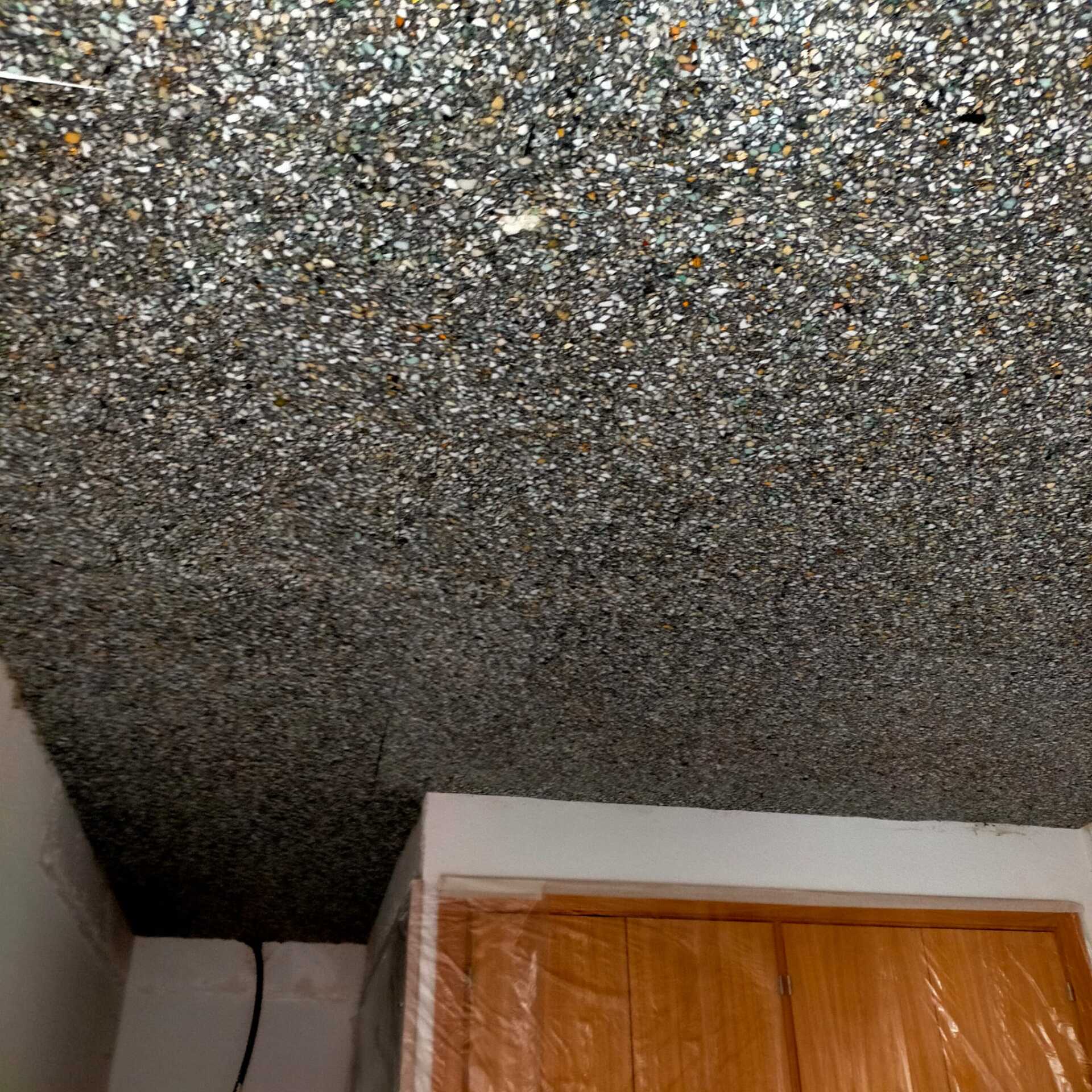 Un techo con mucho brillo en una habitación con un mueble de madera.