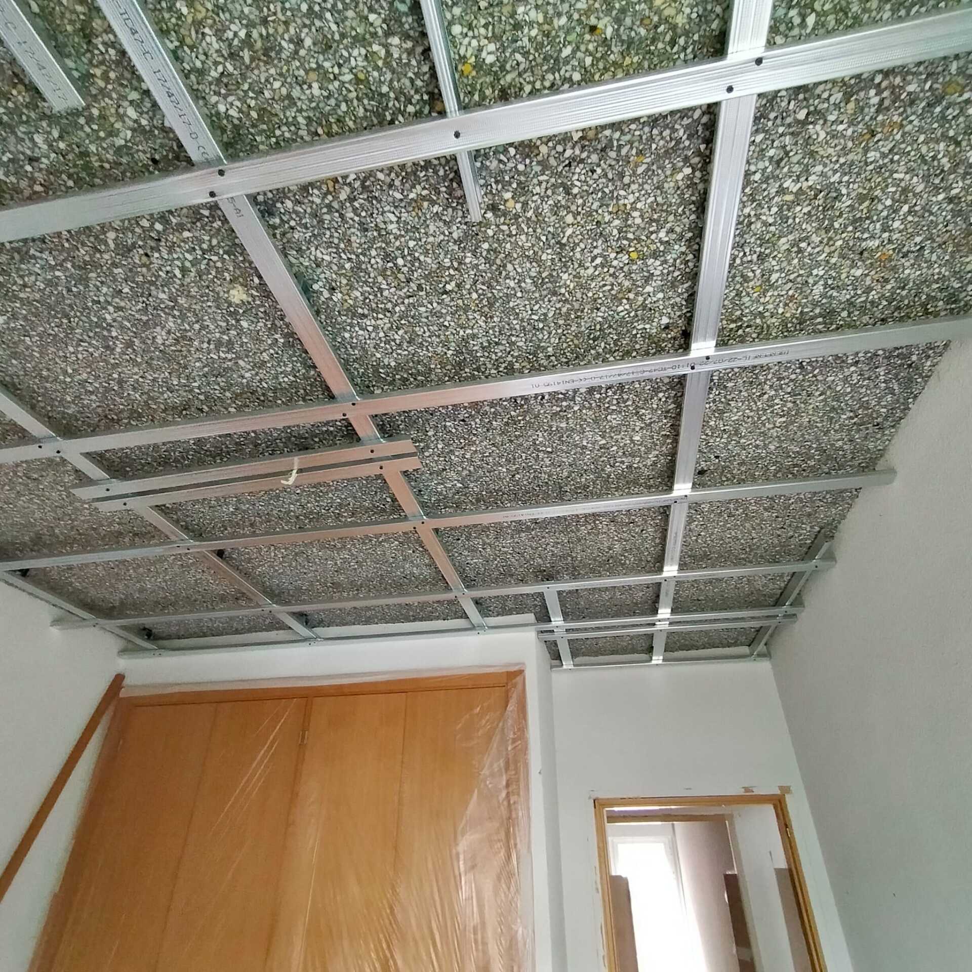 Una habitación con un techo que se está construyendo y una puerta.