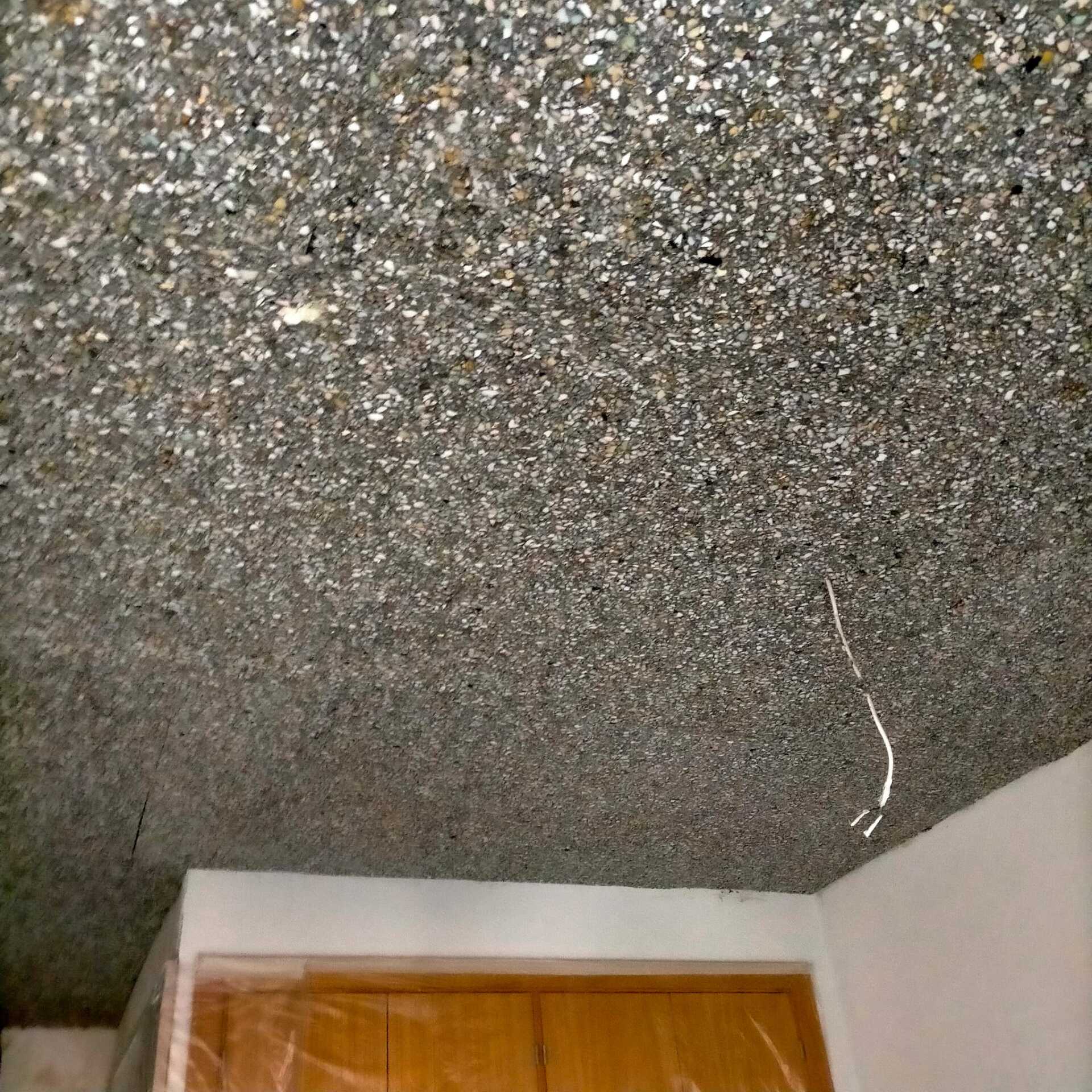 Una habitación con un techo brillante y una puerta.