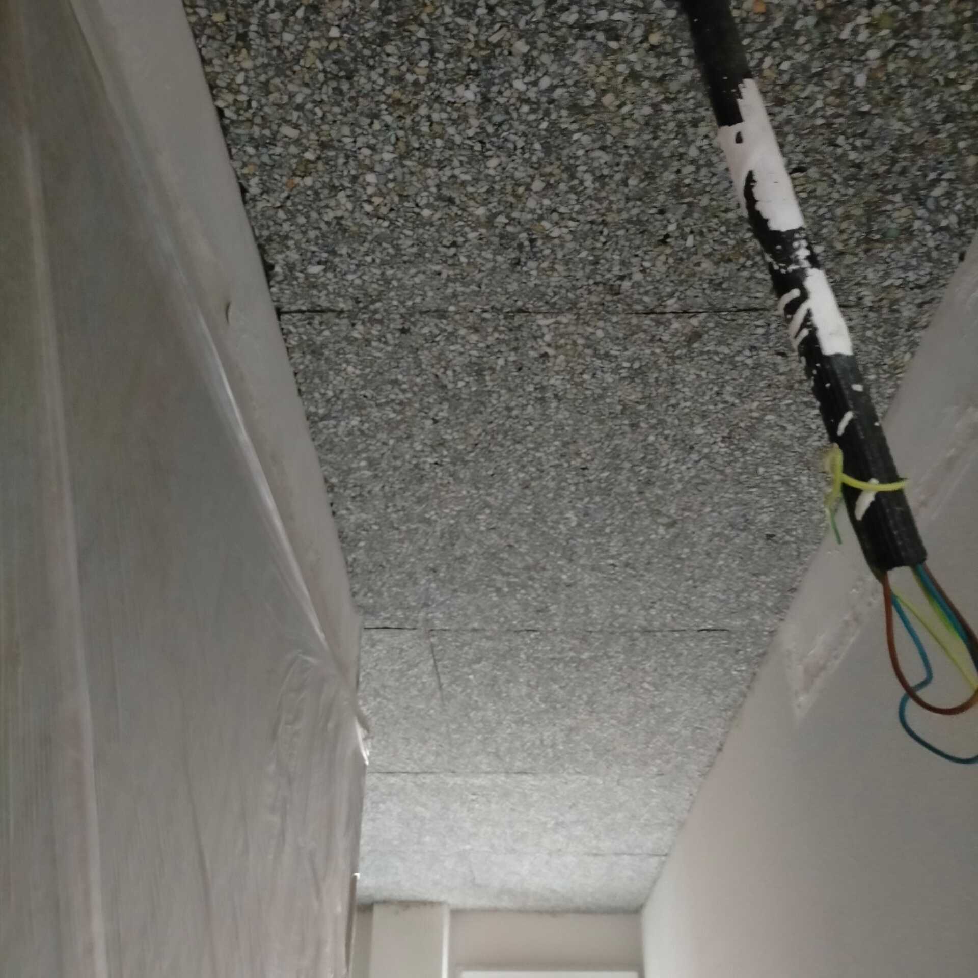 Un techo con algunos cables colgando de él