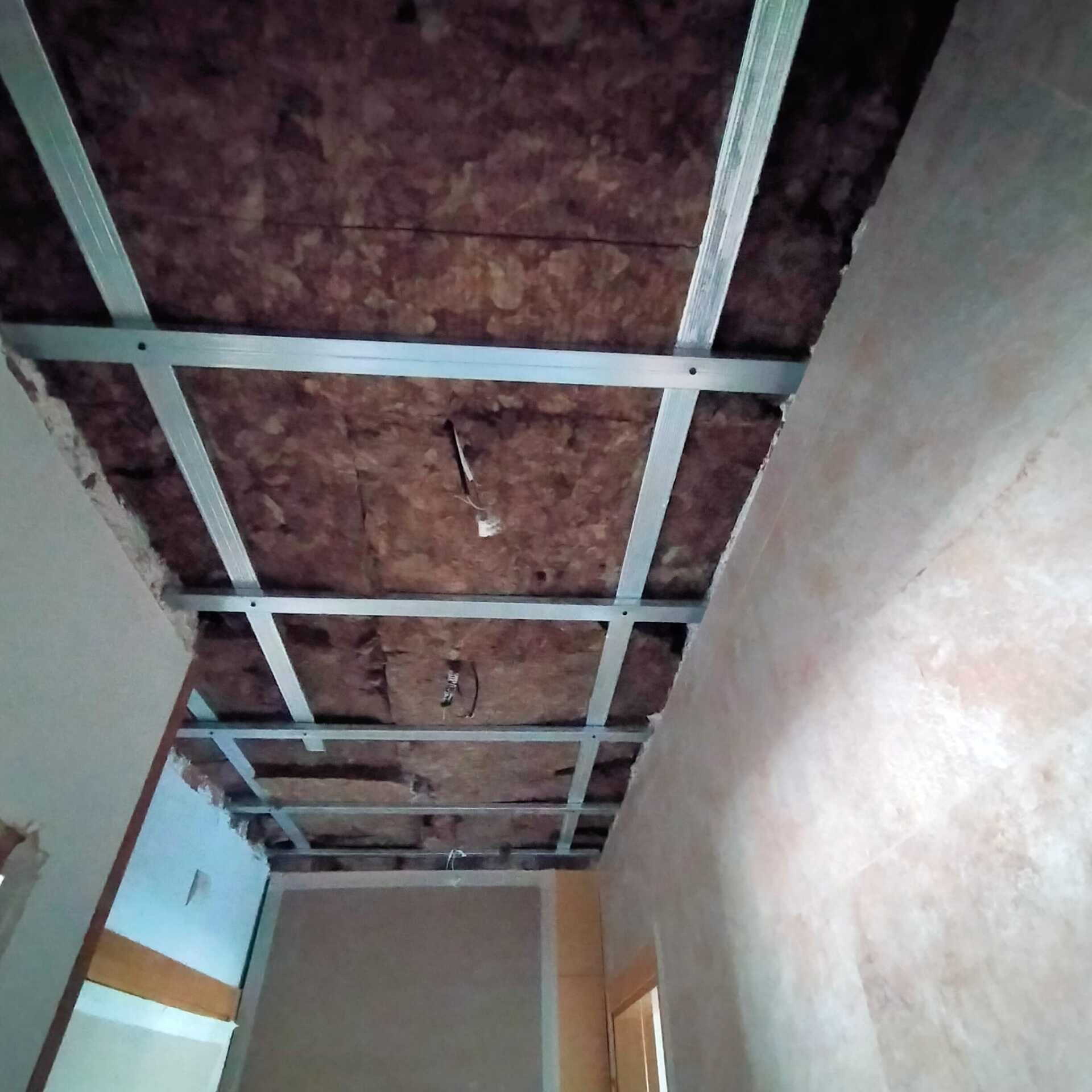 Una habitación con techo que está siendo remodelada