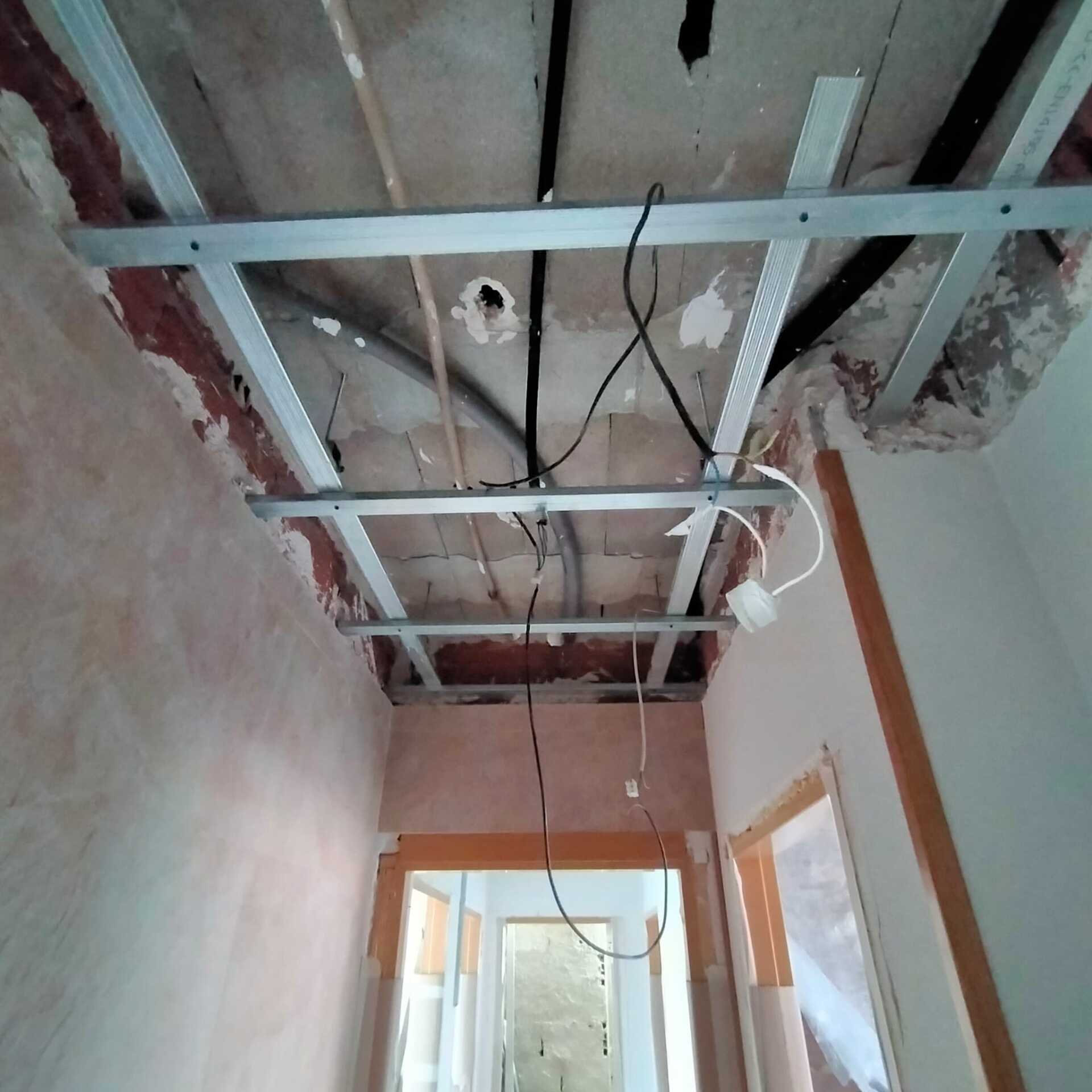 Un pasillo con techo que está siendo remodelado.