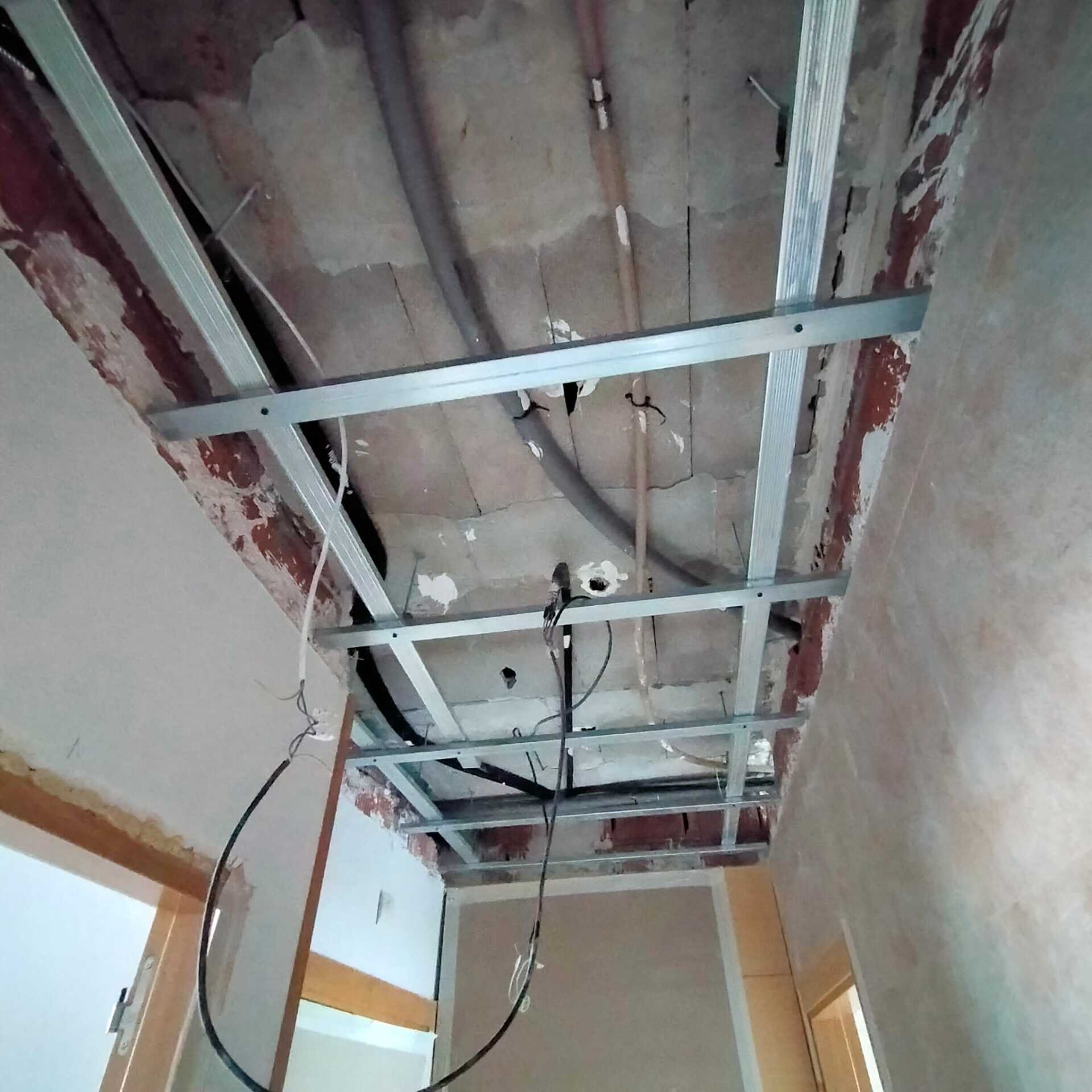 Un techo con muchos cables colgando de él