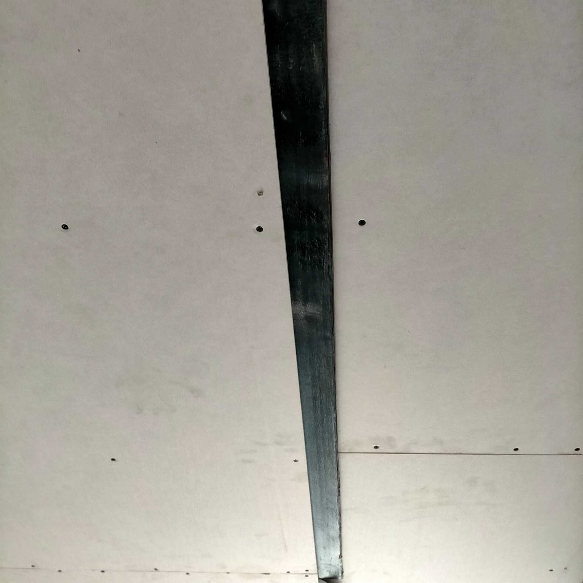 Una barra de metal cuelga del techo de una habitación.